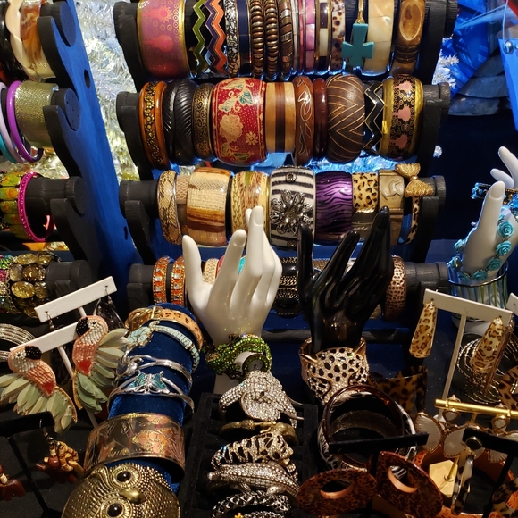 New to Lives Like to get notified Jewelry show Bracelets Earrings Brooches - Picture 3 of 7